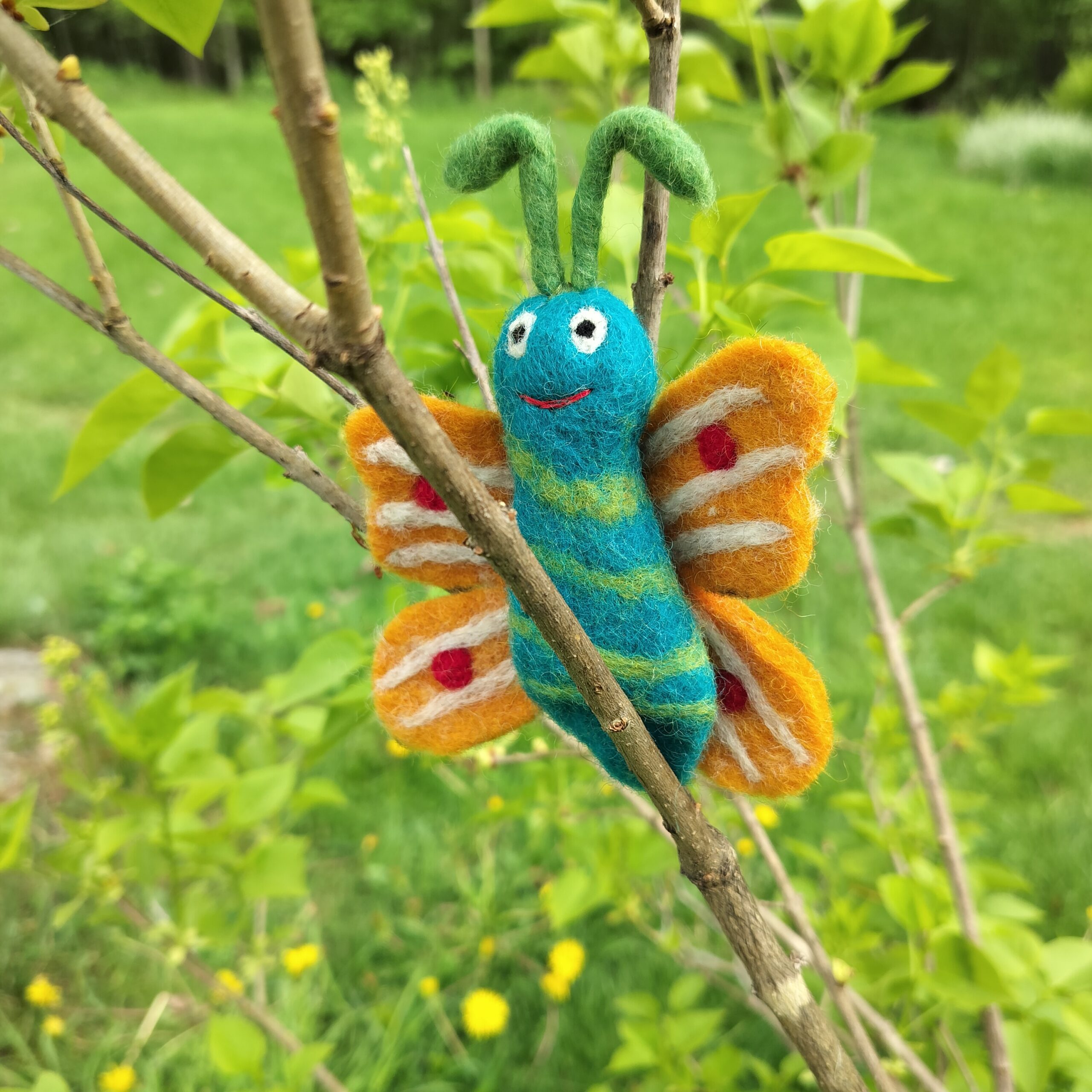 Huovutettu perhonen sorminukke