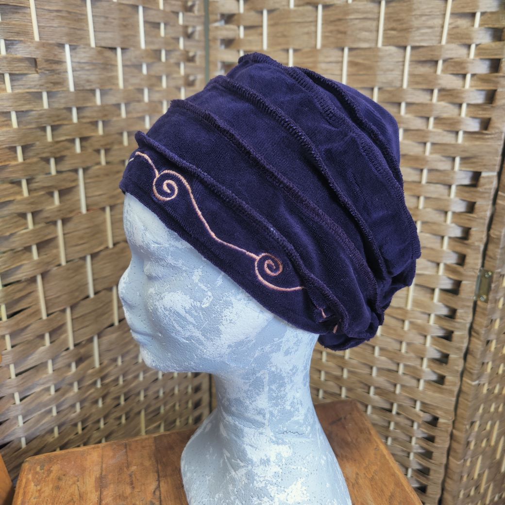 Samettihattu kiekurabrodeeraus