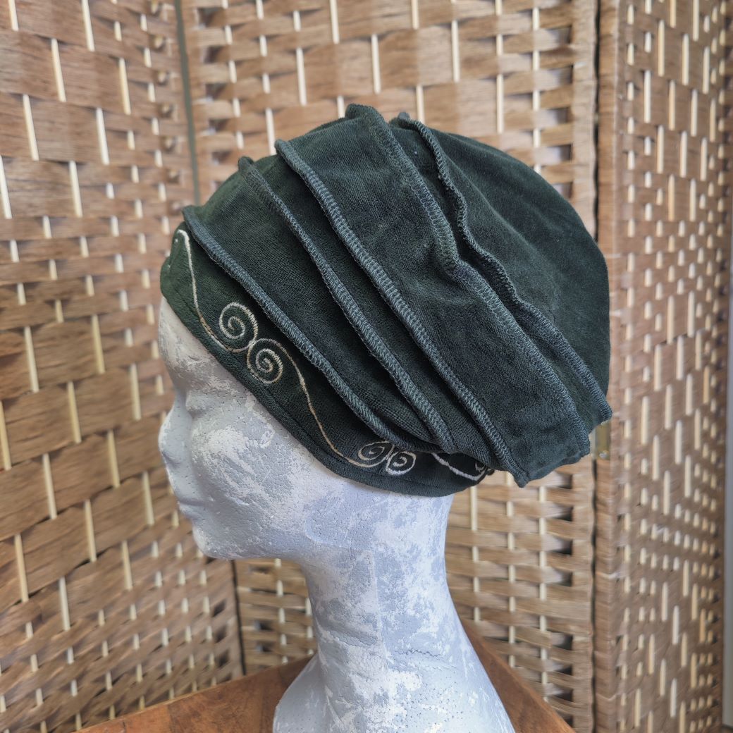 Samettihattu kiekurabrodeeraus - Image 5