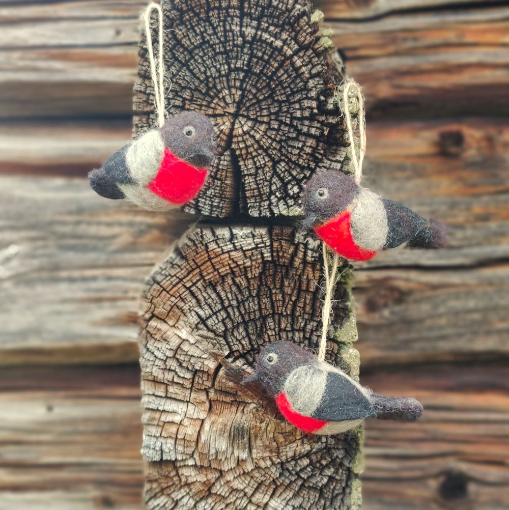 Punatulkku-huopakoriste - Image 2