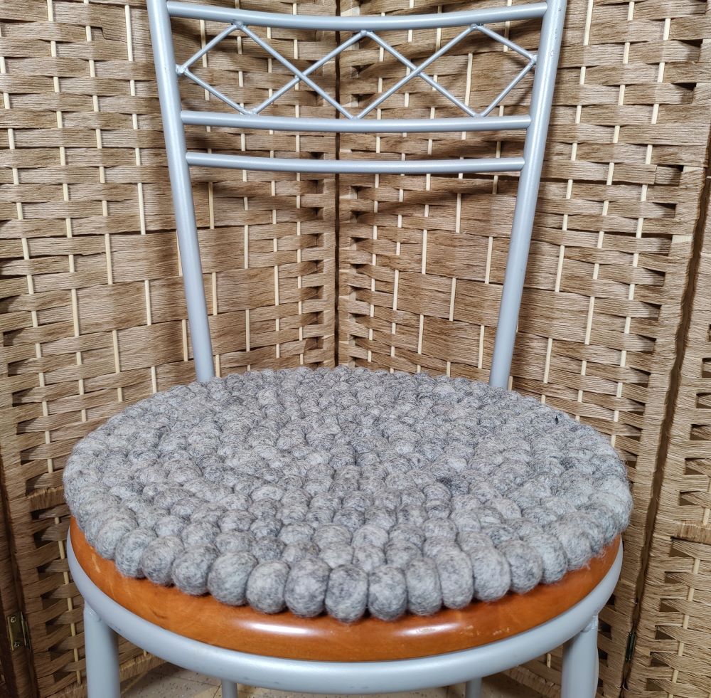 vaaleanharmaa istuinalusta huopapalloista