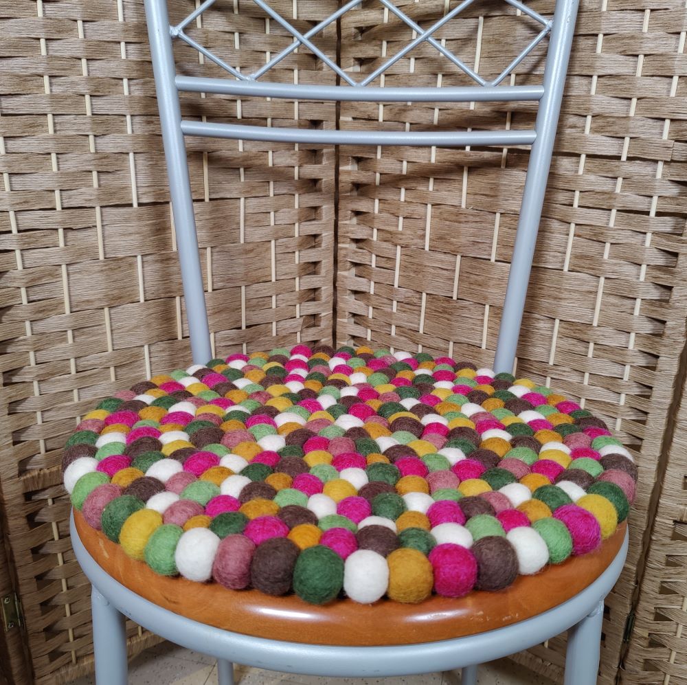 monivärinen huopapalloistuinalunen